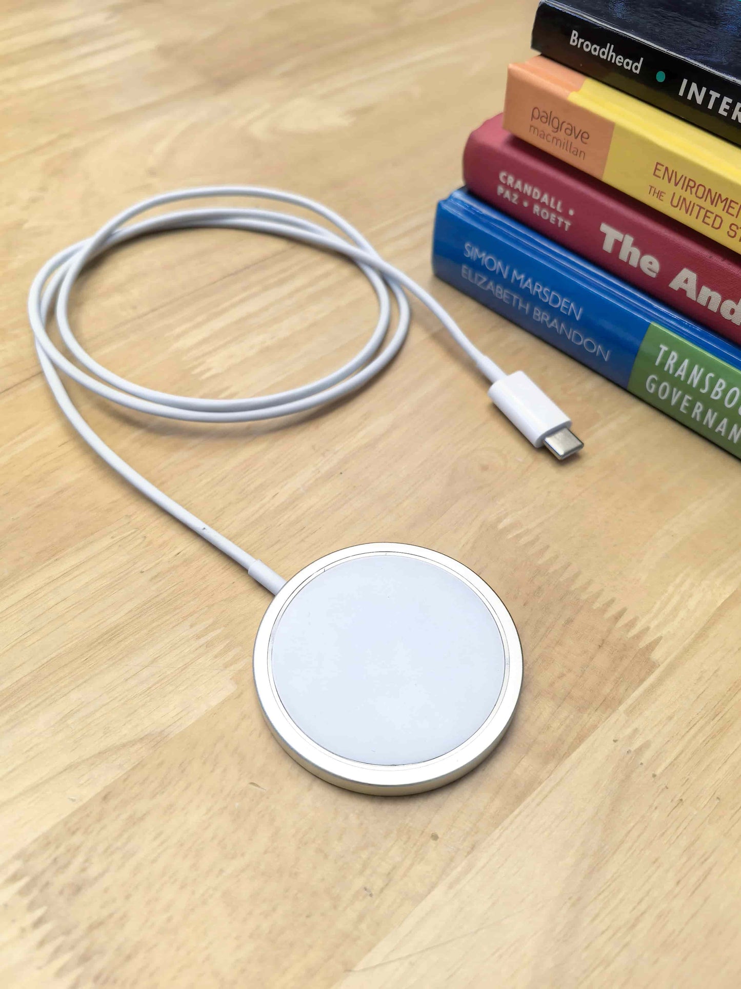 Sạc không dây từ tính – Sạc nhanh cho thiết bị theo dõi thẻ & iPhone